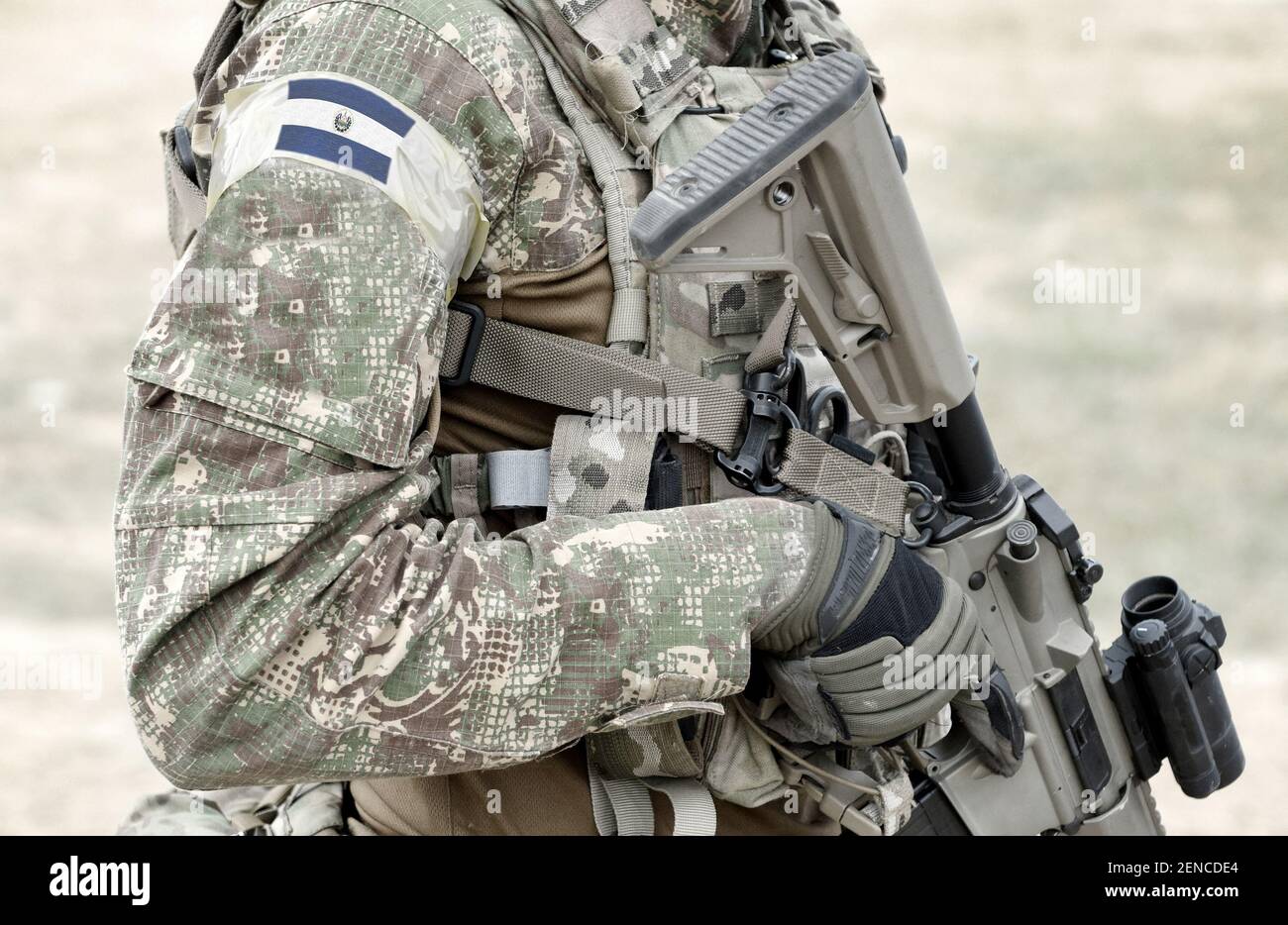 Soldato con fucile d'assalto e bandiera di El Salvador su uniforme militare. Collage. Foto Stock