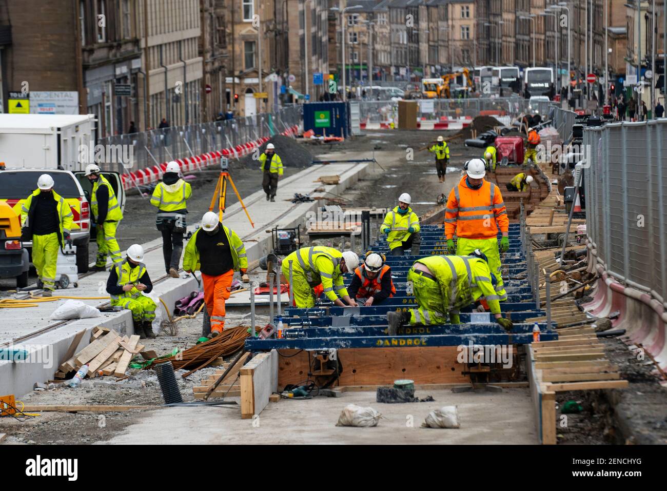 Lavoratori edili che posano piste per il nuovo progetto del tram di Edimburgo a Leith Walk, Edimburgo, Scozia, Regno Unito Foto Stock