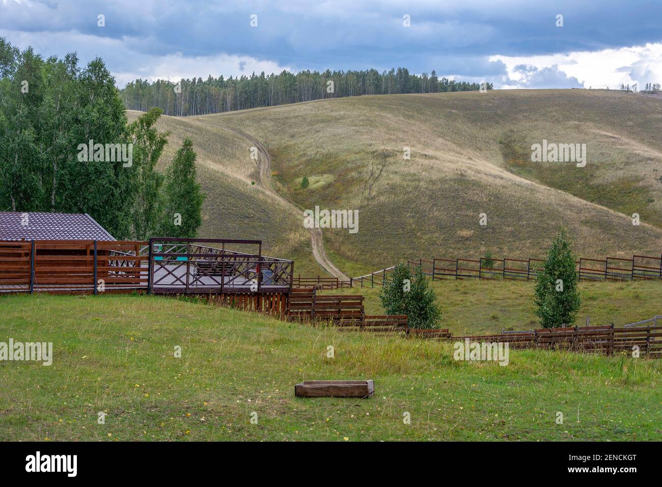 Trudarmeyskiy, Russia-22 agosto 2020: Ponte di osservazione e gabbie all'aperto per gli animali al Parco 'Bald Mountain', Trudarmeyskiy, Kemerovo regione-Kuzb Foto Stock