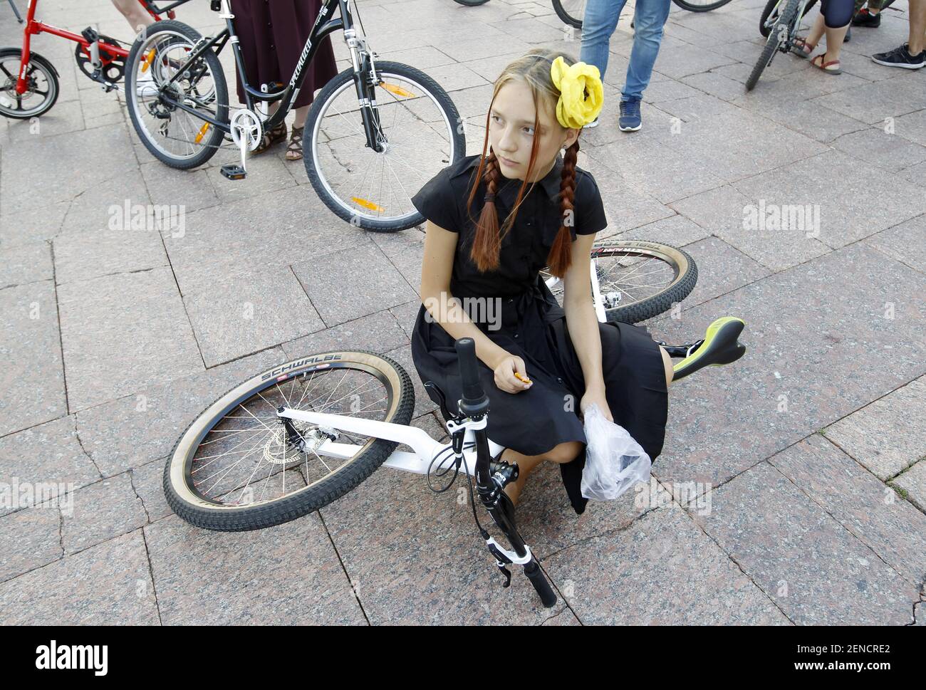Una ragazza Ucraina si trova sulla sua bicicletta durante la Kyiv Cycle  Chic 2019 donne bici parata, nel centro di Kiev, Ucraina. Le donne si  riuniscono insieme con le loro biciclette per