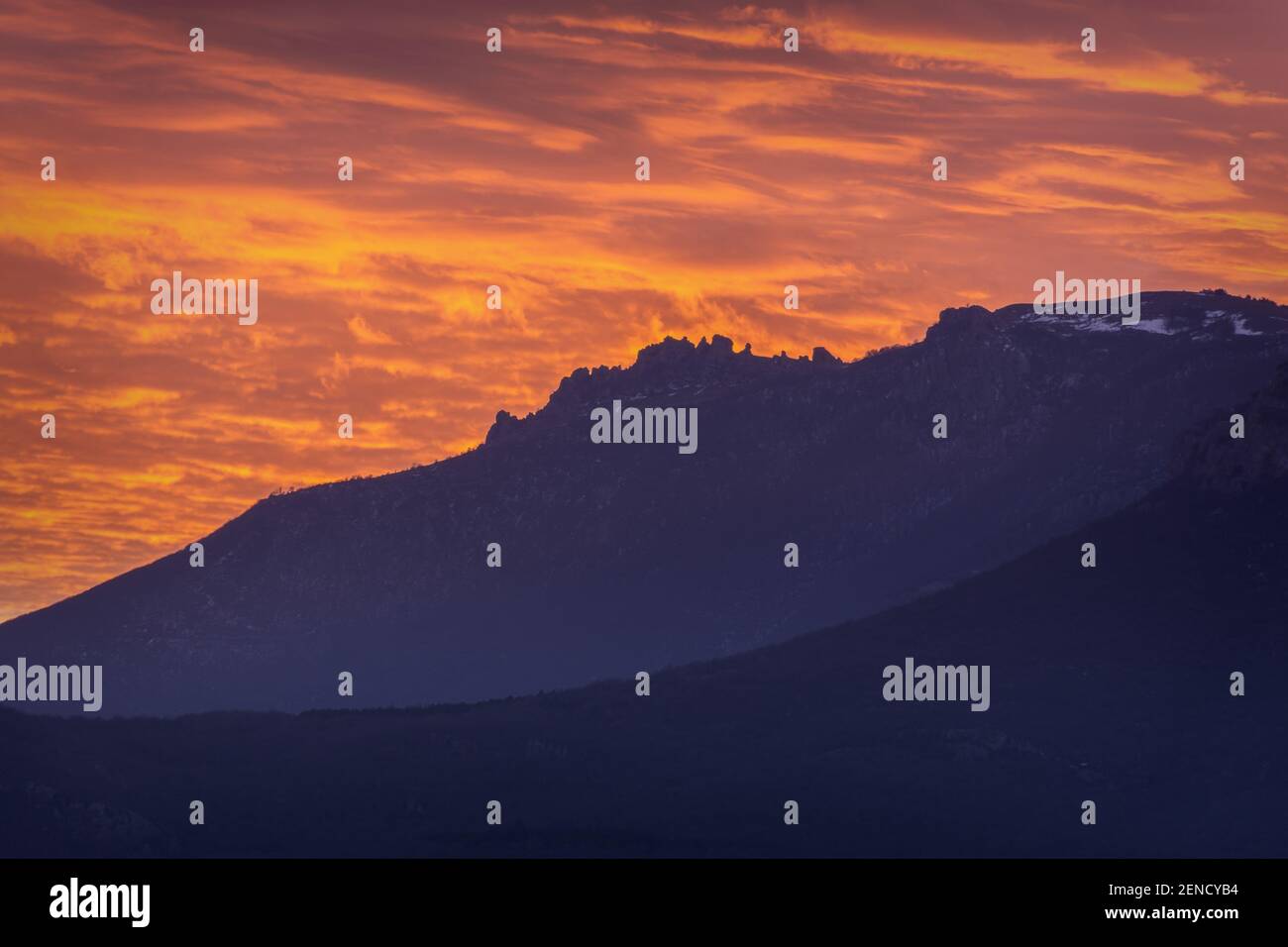 Rosa tramonto, bagliore rosso sulle montagne. Suggestivo e maestoso paesaggio del cielo. Una combinazione di arancione e viola. Sfondo naturale al crepuscolo, montagna Foto Stock