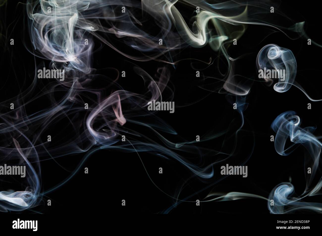 Elegante linea di fumo a colori astratta su sfondo nero isolato Foto Stock