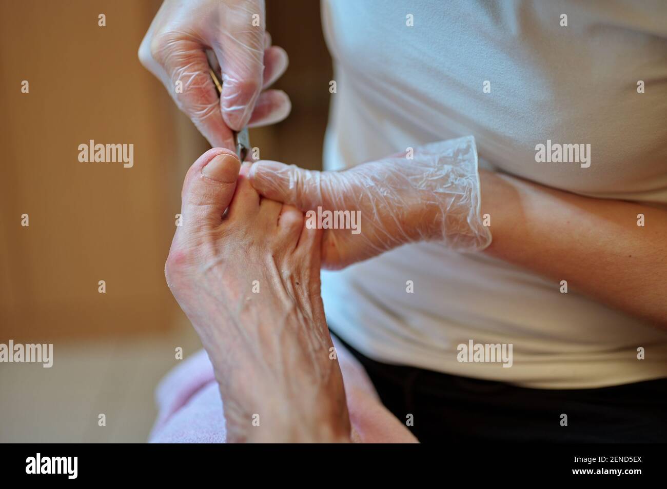 Sezione centrale della donna anziana che riceve pedicure Foto Stock