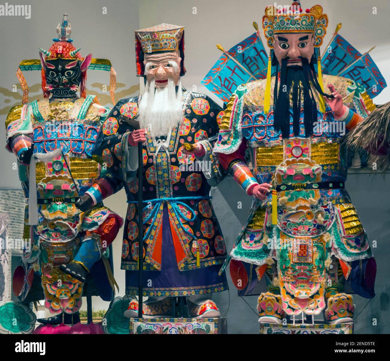 Hong Kong, Cina. Effigi di carta degli dei guardiani. Mostra nel Museo di Storia, Kowloon. Foto Stock