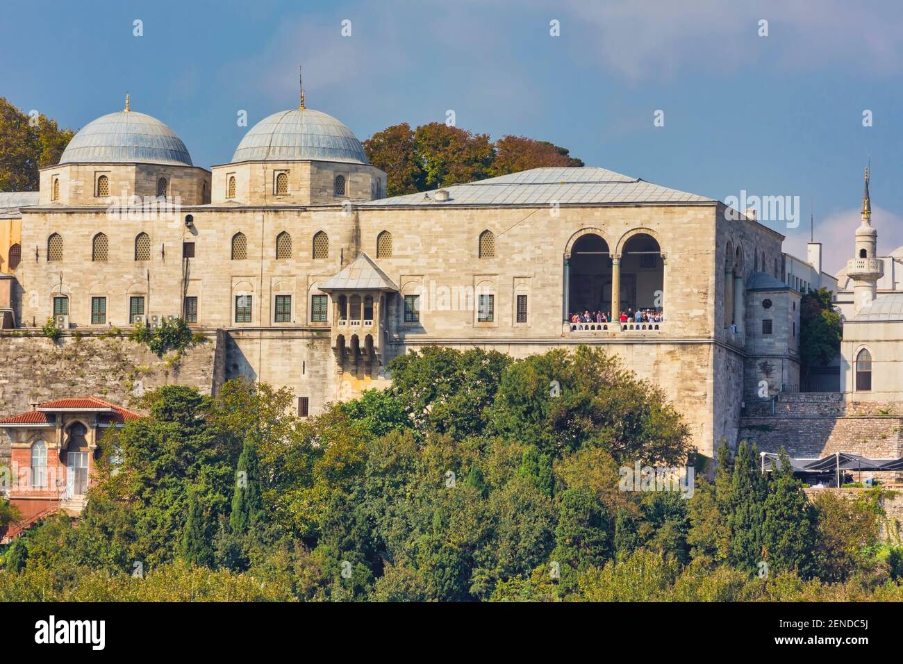 Istanbul, Turchia. Palazzo Topkapi visto dal mare. Topkapi Sarayi. Topkapi fa parte delle zone storiche di Istanbul, un'Herita mondiale dell'UNESCO Foto Stock