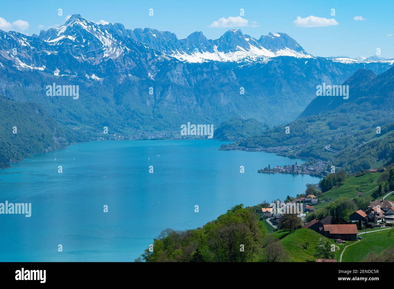Vista sul Walensee, un famoso lago della Svizzera, sulle montagne circostanti Foto Stock