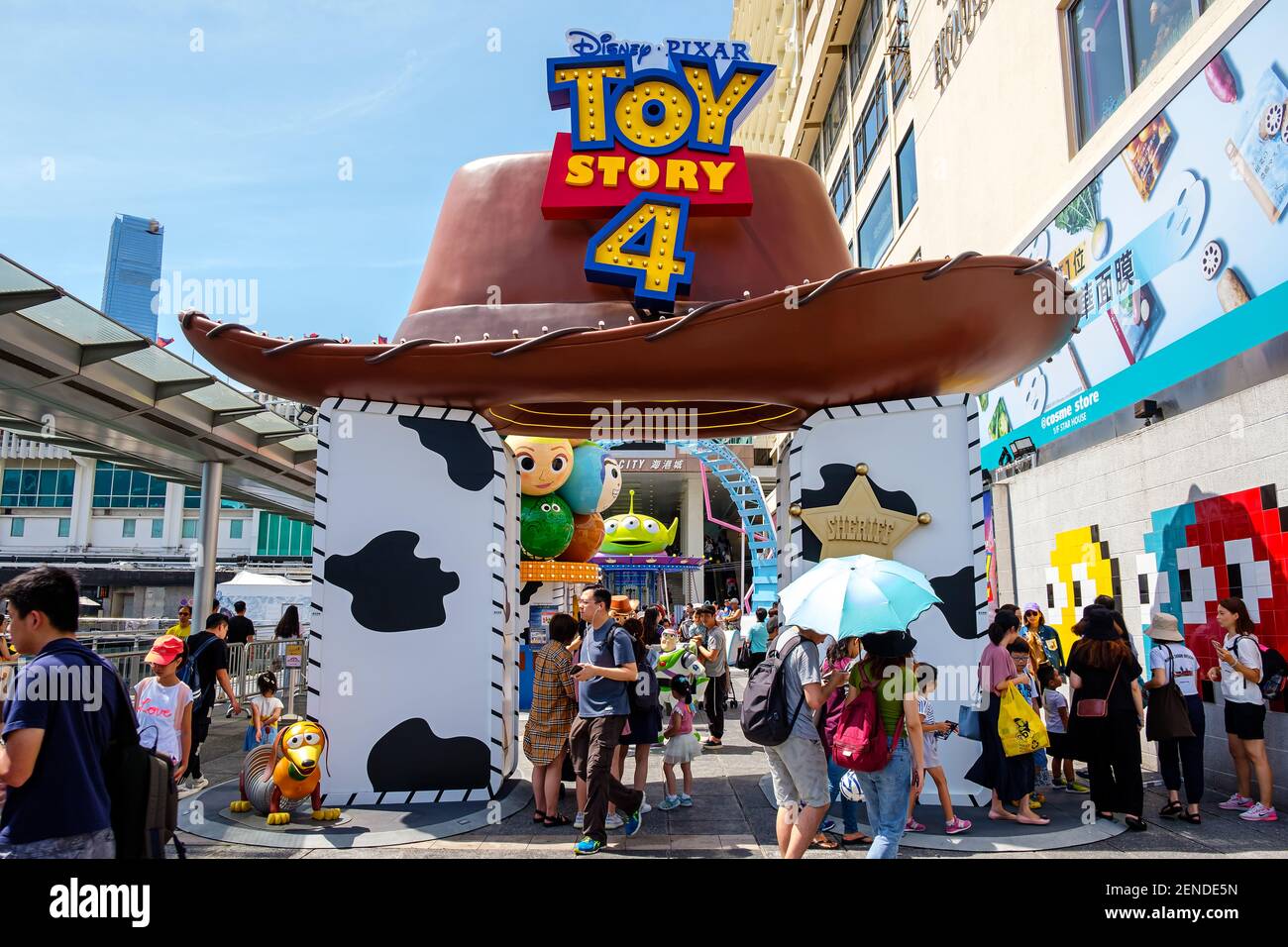 Cappello Cowboy visto durante il Carnevale. Toy Story 4 è celebrato con un  carnevale a tema di diversi giochi e sfide da Hong Kong Harbour City e  Disney a Hong Kong, Cina. (