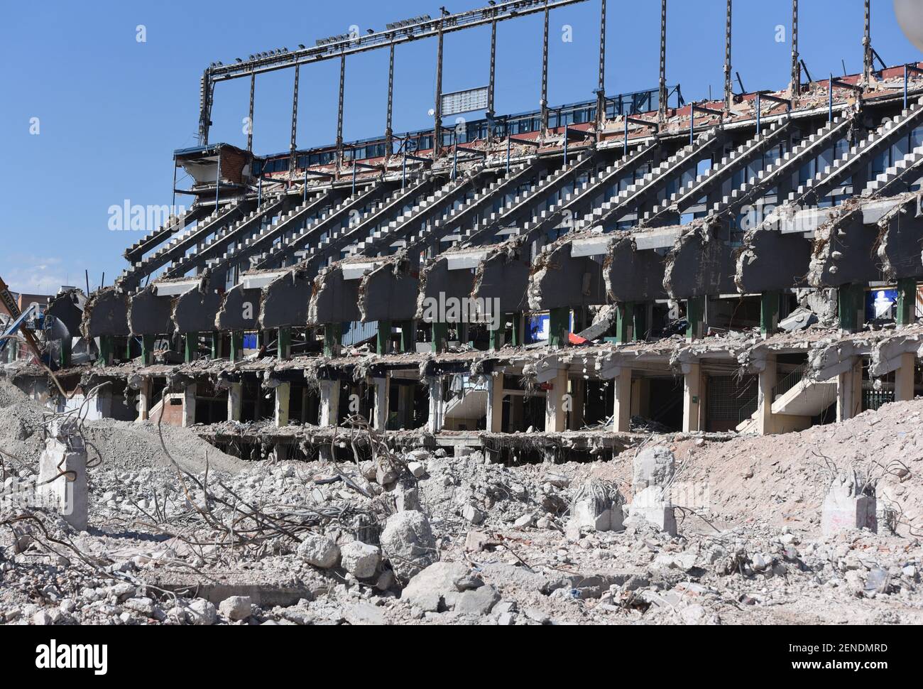 Una vista dello stadio Vicente Calderón durante la sua demolizione a  Madrid. La squadra di calcio spagnola Atletico Madrid ha fatto 182 milioni  di euro dalla vendita di tre lotti di terreno