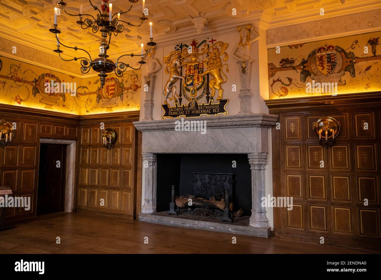 Stemma di Re Giacomo VI sopra il caminetto nella Sala del Laich nel Palazzo reale al Castello di Edimburgo, Edimburgo, Scozia, Regno Unito. Foto Stock