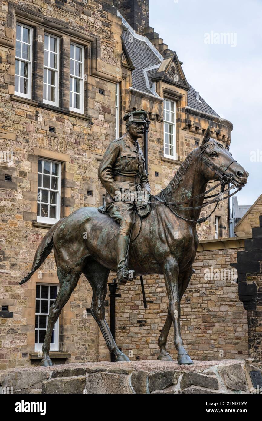 Statua equestre in bronzo del Field Marshal Earl Haig al di fuori del National War Museum in Hospital Square al Castello di Edimburgo, Edimburgo, Scozia, Regno Unito Foto Stock