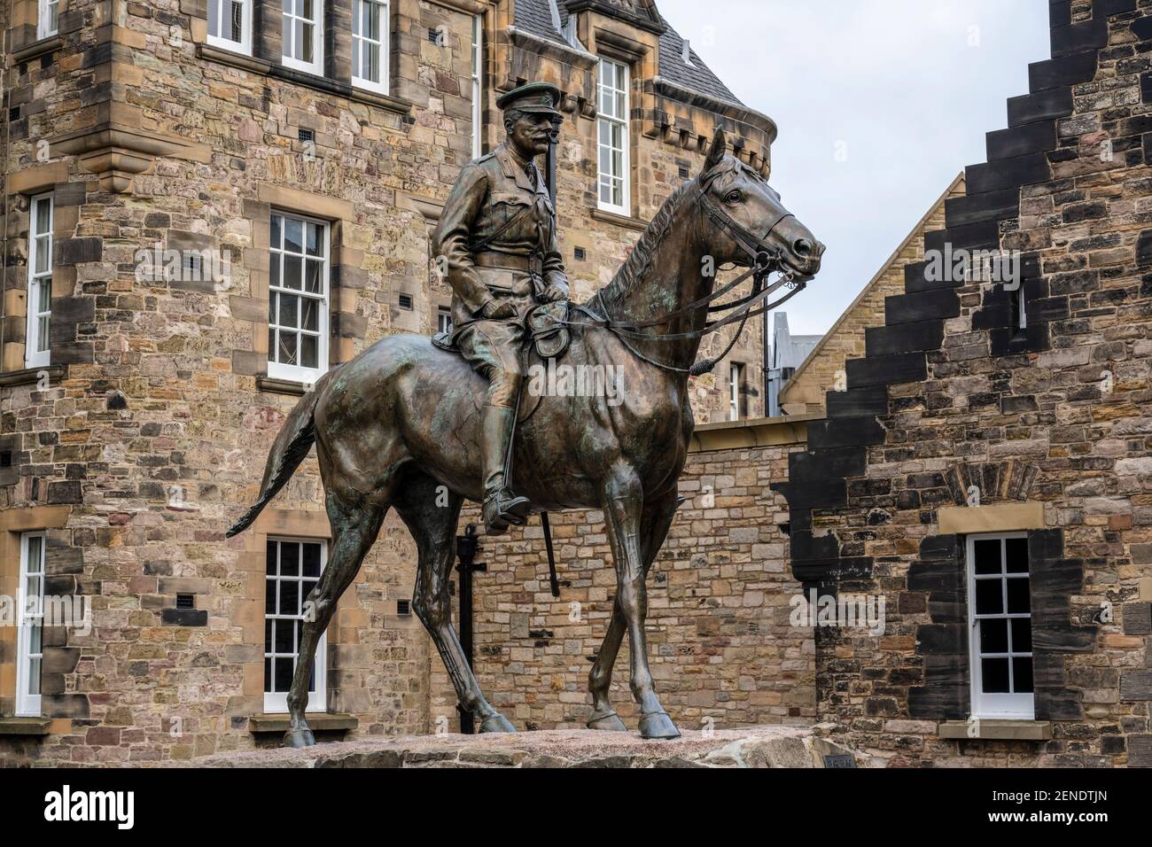 Statua equestre in bronzo del Field Marshal Earl Haig al di fuori del National War Museum in Hospital Square al Castello di Edimburgo, Edimburgo, Scozia, Regno Unito Foto Stock