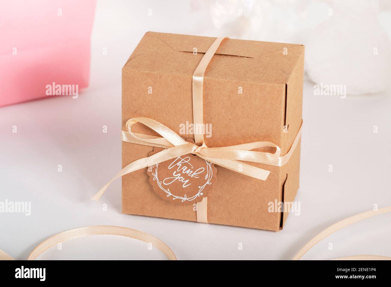 Shopping per il nuovo anno. Design del prodotto per l'acquirente. Bella confezione di shopping per la vacanza. Progettazione del prodotto. Foto Stock