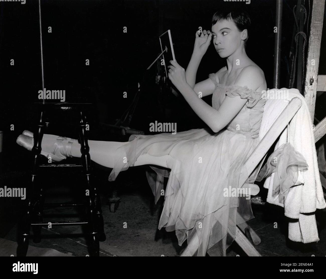 The Glass Slipper anno : 1955 USA regista : Charles Walters Leslie Caron sul set Foto Stock