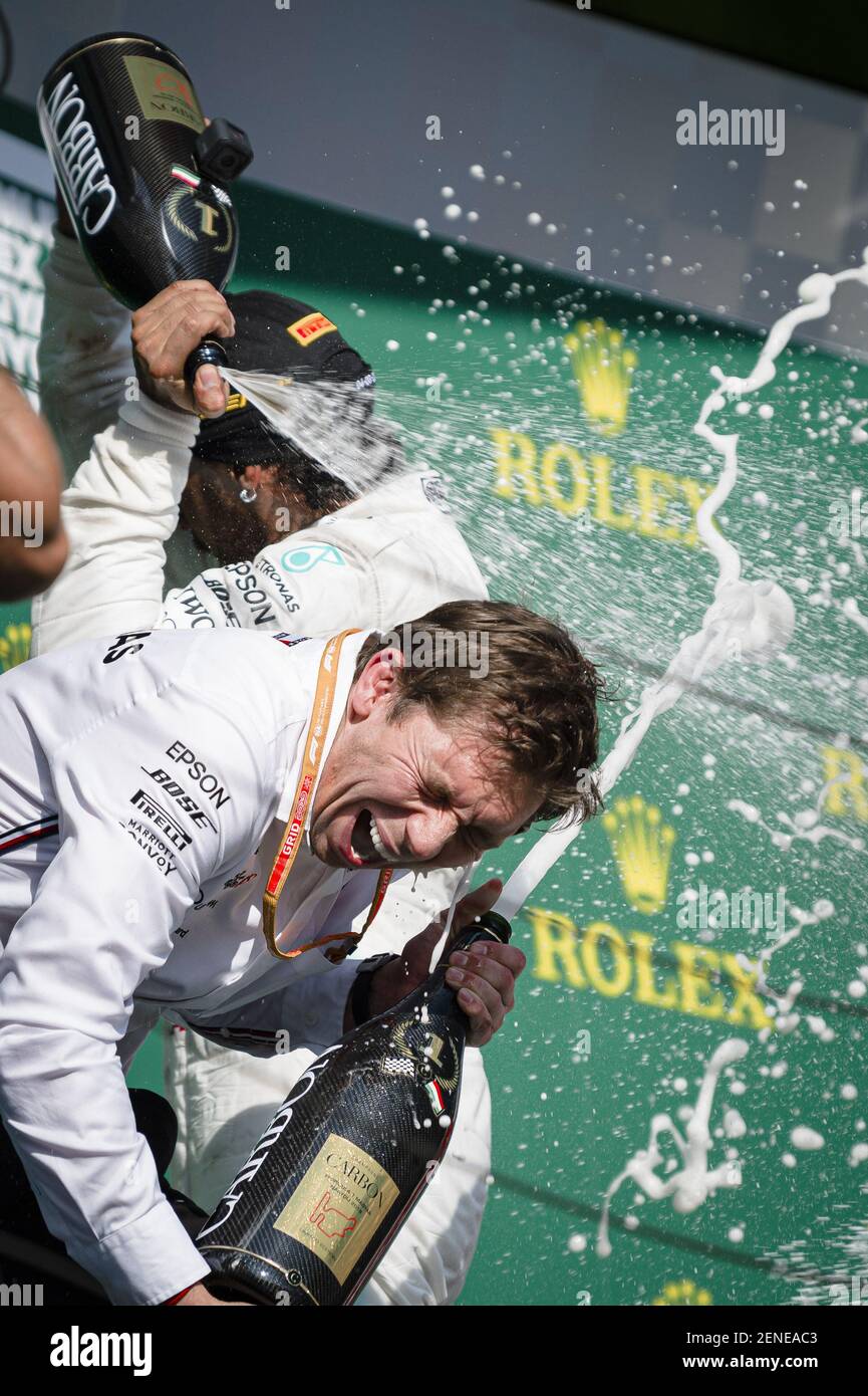 Il capo stratega del team Mercedes AMG Petronas F1 James Vowles e. Il  pilota britannico Lewis Hamilton festeggia dopo aver vinto la F1 ungherese  Gran Premio all'Hungaroring (Foto di Jure Makovec /