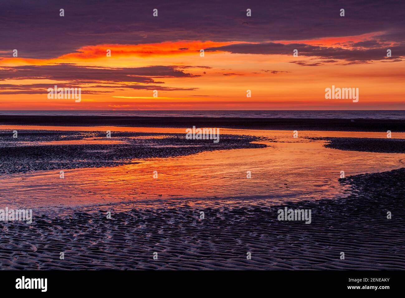 Tramonto sulla spiaggia di Rhyl a bassa marea a nord Costa del Galles Foto Stock
