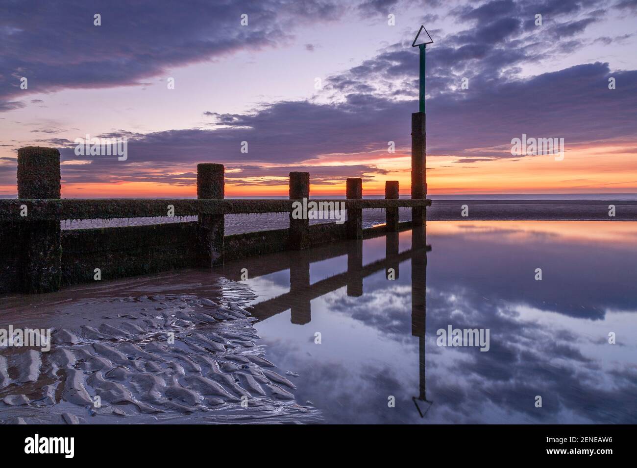 Tramonto sulla spiaggia di Rhyl a bassa marea a nord Costa del Galles Foto Stock