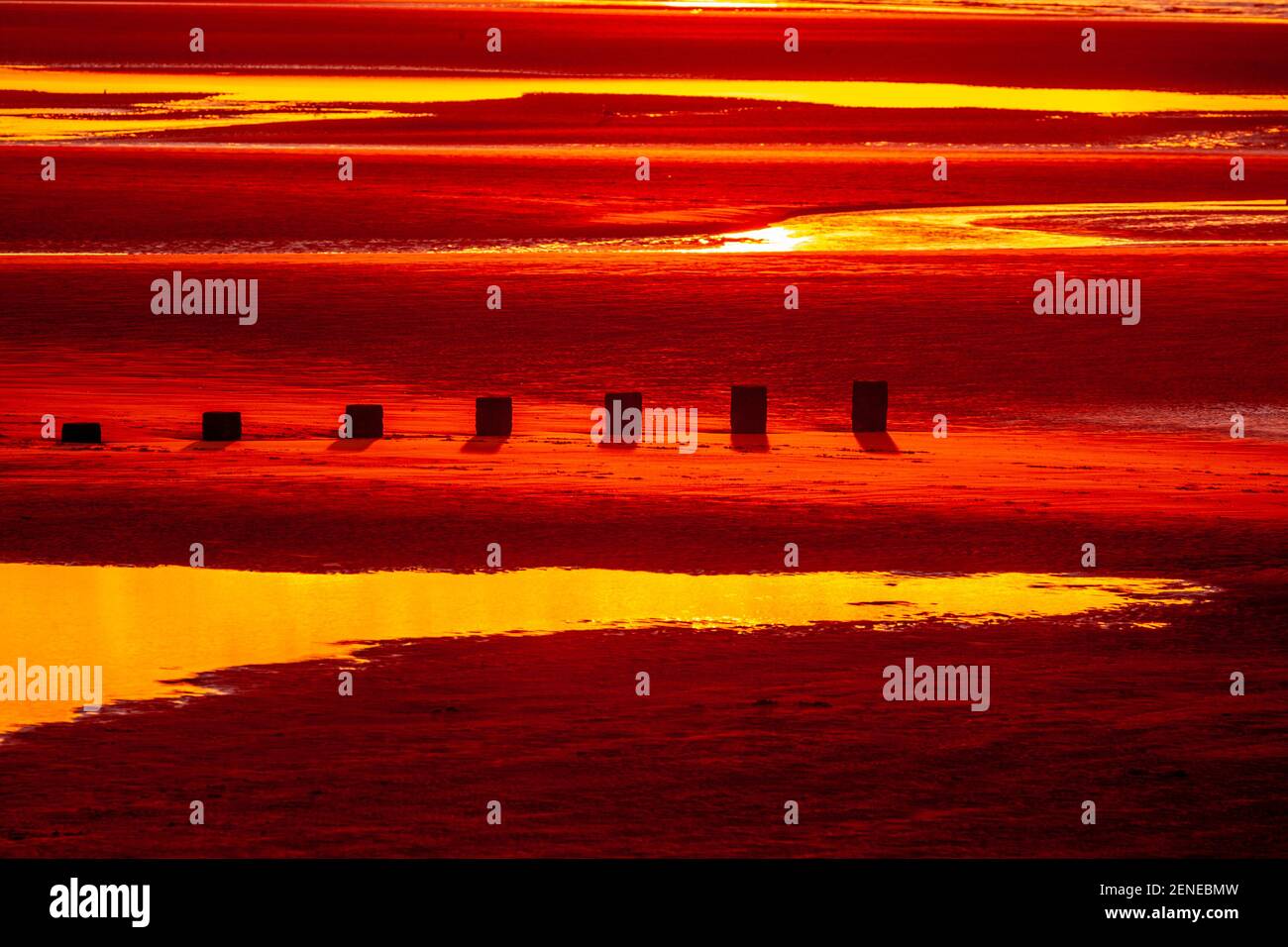 Tramonto sulla spiaggia di Rhyl a bassa marea a nord Costa del Galles Foto Stock