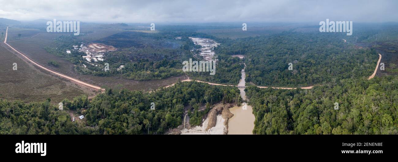 Vista panoramica aerea della deforestazione nella foresta amazzonica, estrazione illegale dell'oro, incendio della foresta per allevamento di bestiame, fiume con mercurio. Foto Stock