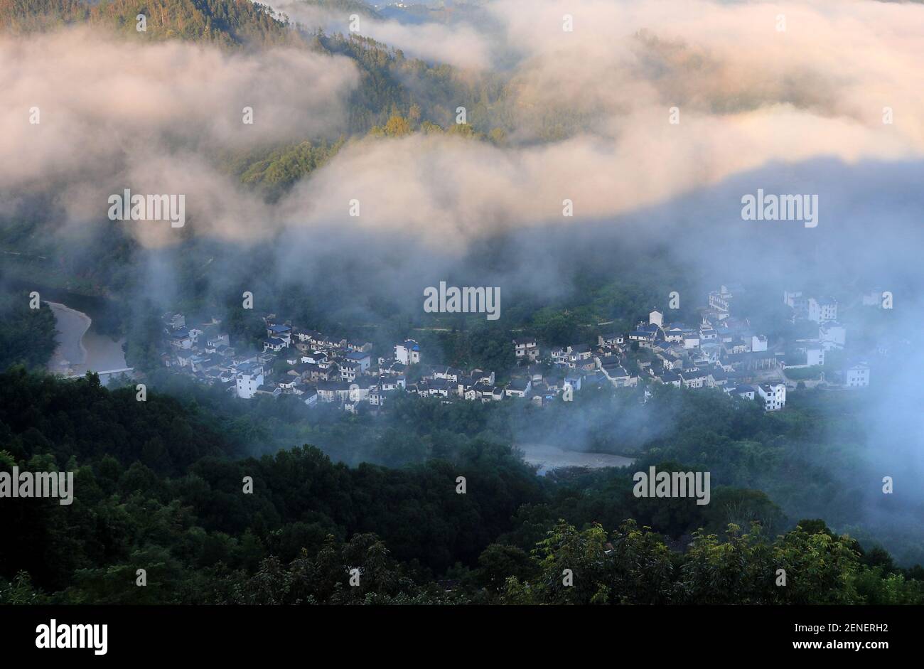 Viste delle architetture in stile Hui nascoste tra un mare di nuvole all'antico villaggio di Shitan, la contea di She, la città di Huangshan,¡¯la provincia di Anhui della Cina orientale, il 6 agosto 2019. Meravigliosa vista di un mare di nuvole appare a Shitan antico villaggio, la contea di¡¯, città di Huangshan, la provincia di Anhui della Cina orientale, 6 agosto 2019. Le viste delle architetture in stile Hui nascoste tra il mare delle nuvole lo rendono un paradiso sulla terra. (Foto di Shi Guangde - Imaginechina/Sipa USA) Foto Stock