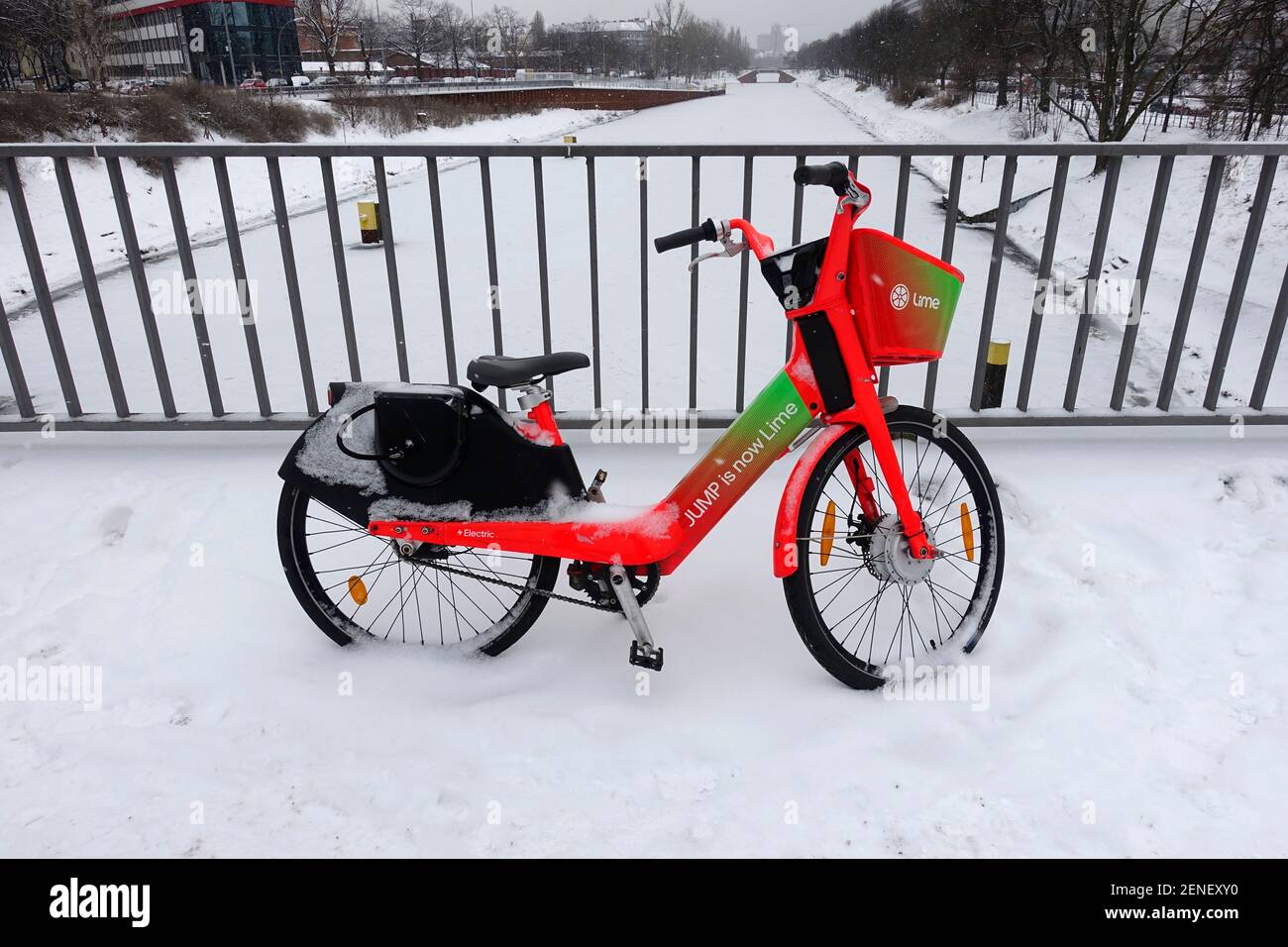 E-scooter di calce a Berlino Foto Stock