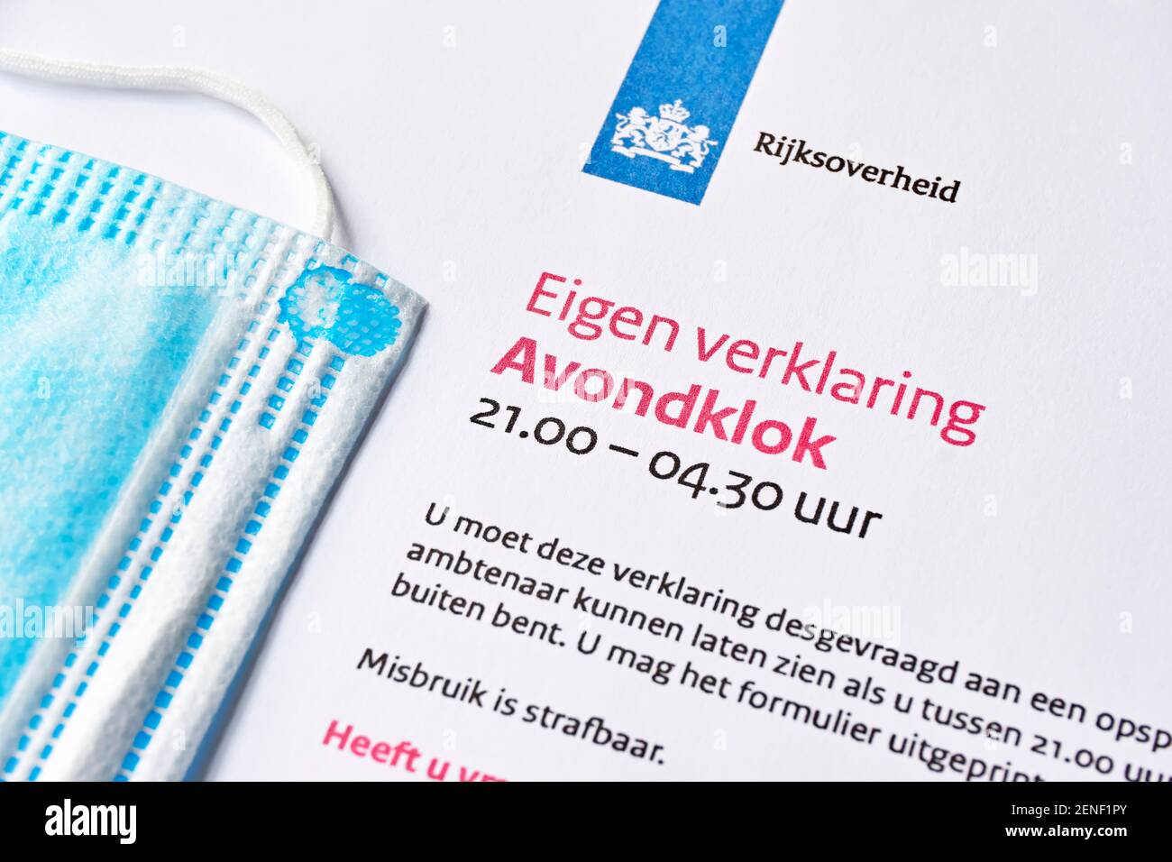Documento di autocdichiarazione olandese per il coprifuoco. L'obiettivo è ridurre il tasso di infezione delle varianti di coronavirus originale e nuova per prevenire COVID-19. Foto Stock