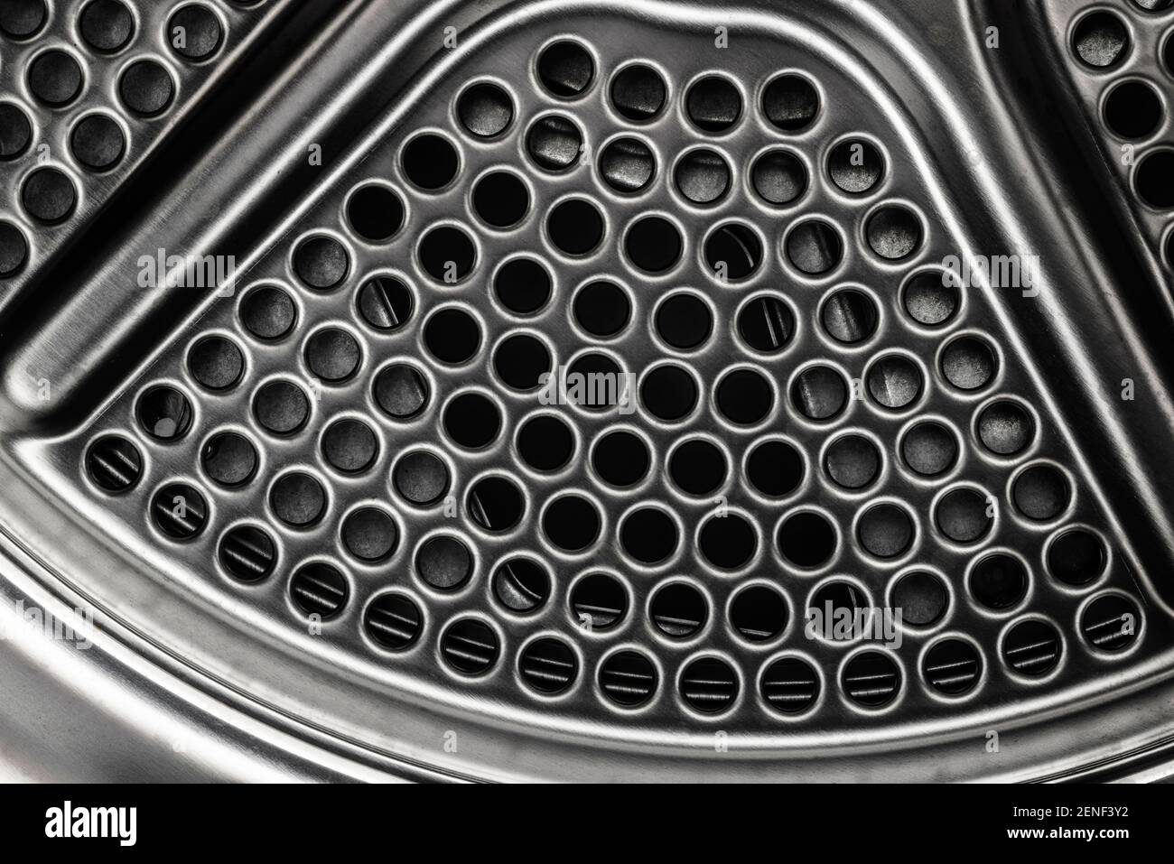 Superficie metallica lucida con piccoli cerchi come sfondo astratto Foto Stock