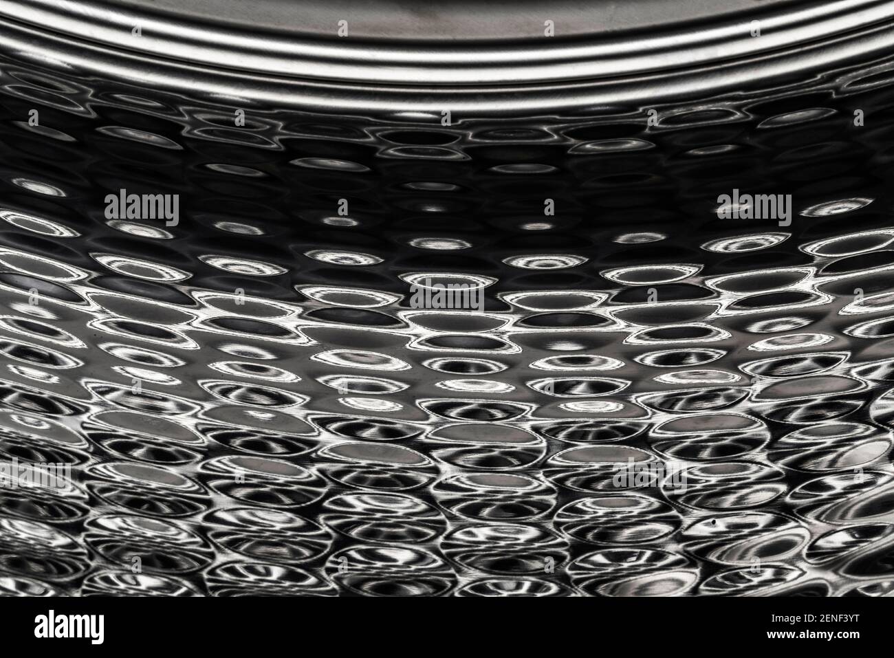 Superficie metallica lucida sfocata come un mare come sfondo astratto Foto Stock