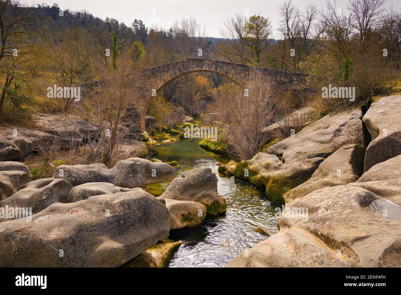 Vista sul ponte medievale in stile gotico di Santa Maria de Merles, dove il fiume Merles lo attraversa, un fiume ricco di fluviale fuana. Sta. Maria de Mer Foto Stock