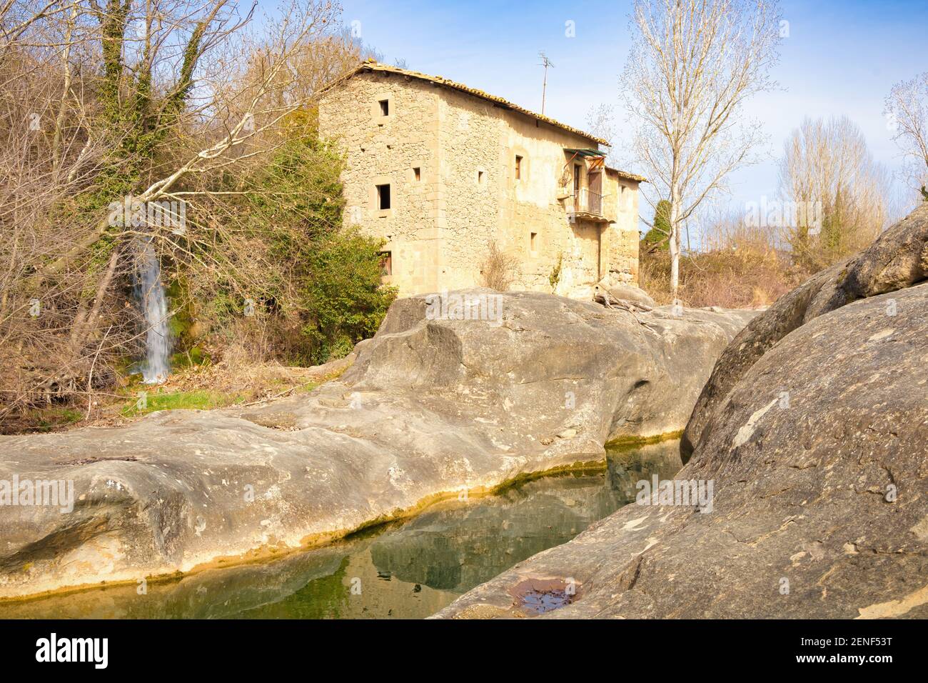 Vista di uno dei vecchi mulini di farina che sono ancora conservati lungo il percorso del fiume Merles nella zona del parco naturale ​​the. Sta. Maria de Merle Foto Stock