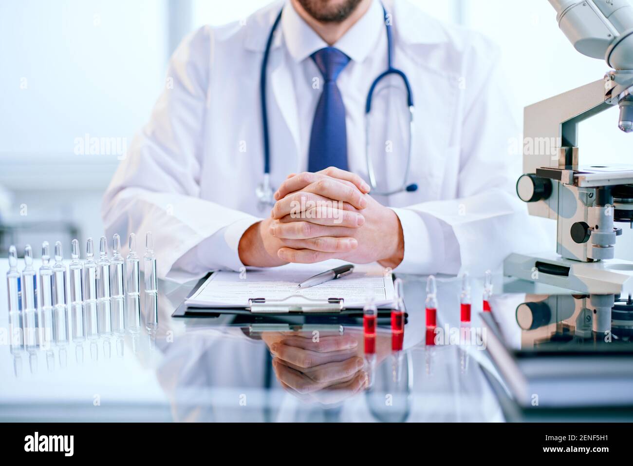 scienziato seduto a una scrivania in un laboratorio di scienza. Foto Stock