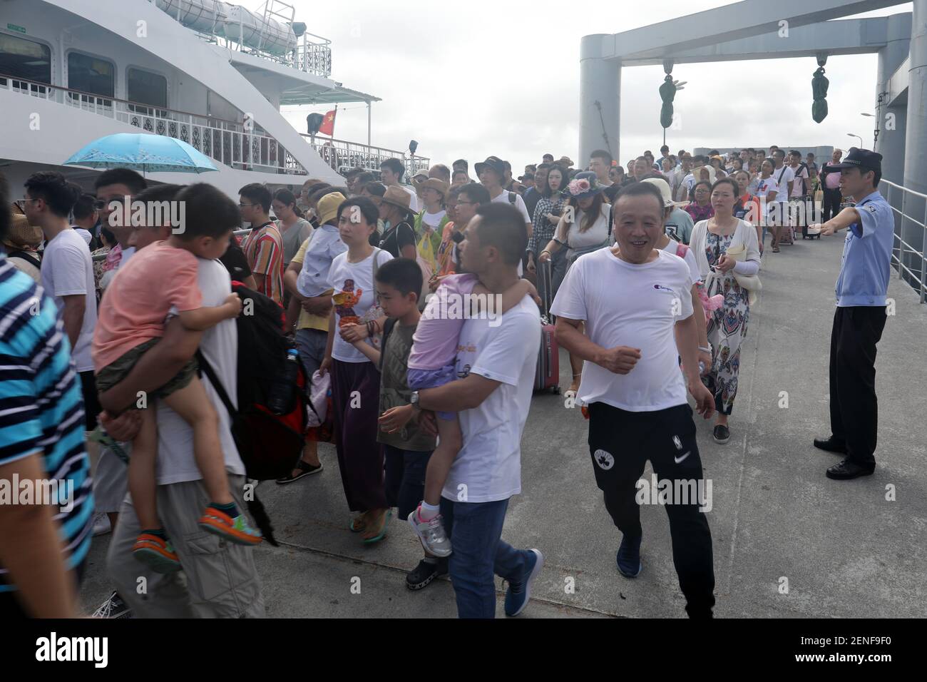 Gli agenti di polizia cinesi evacuano i turisti da un punto panoramico in preparazione del tifone Lekima, il nono tifone dell'anno, nella città di Zhoushan, Ningbo, nella provincia di Zhejiang della Cina orientale, l'8 agosto 2019. Le province della costa orientale della Cina sono state impegnate a prepararsi mentre Lekima, il nono tifone dell'anno, si sta muovendo verso nord-ovest verso la terra. Lekima è previsto per fare le frane nelle zone costiere della provincia di Zhejiang da Venerdì notte a Sabato mattina, secondo una fonte del Ministero della gestione di emergenza Mercoledì. (Foto di Zou xunyong - Imaginechina/Sipa USA) Foto Stock