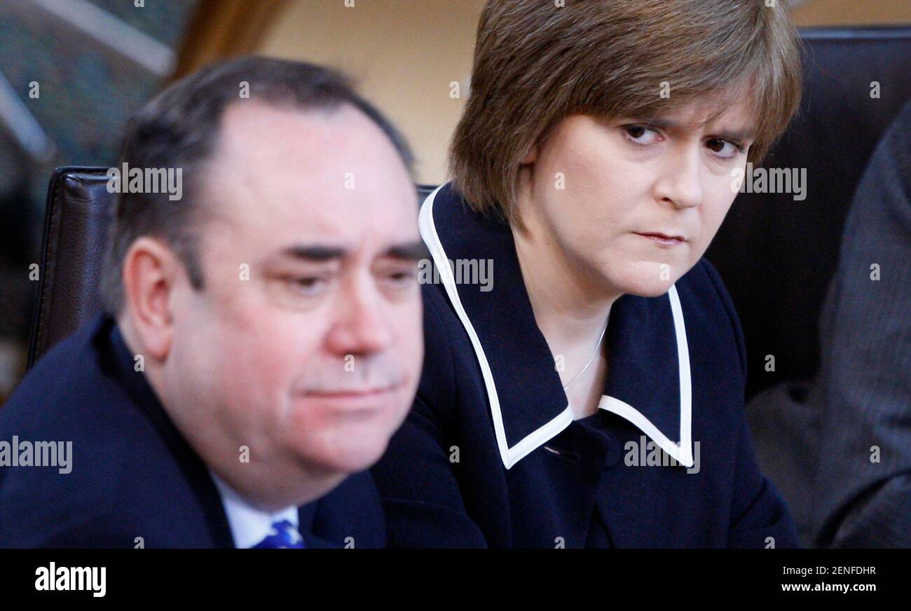 File foto datata 11/02/10 dell'allora primo Ministro Alex Salmond e poi Vice primo Ministro Nicola Sturgeon durante le interrogazioni del primo Ministro al parlamento scozzese di Edimburgo. L'ex primo ministro Alex Salmond, che ha dato prova dinanzi alla commissione per la gestione delle denunce di molestie da parte del governo scozzese, ha affermato che è stata "calcolata e deliberata la soppressione delle prove chiave". Data di emissione: Venerdì 26 febbraio 2021. Foto Stock