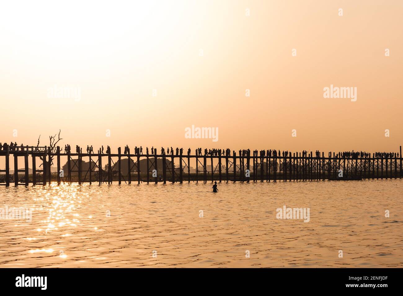 Tramonto con silhouette di u bein bridge in Myanmar Foto Stock