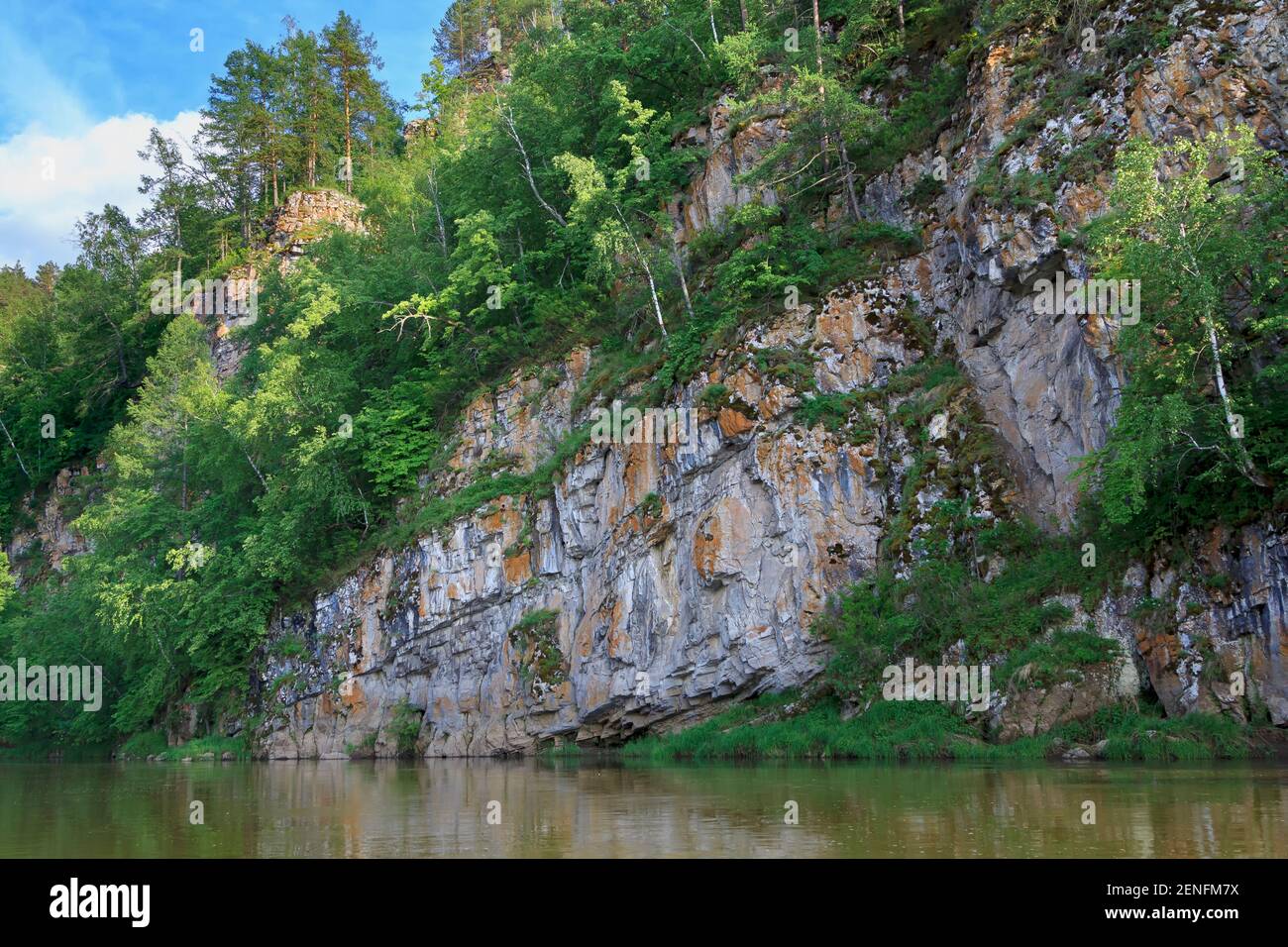 Paesaggio colorato con montagne e un bellissimo fiume tranquillo in Russia. Fiume Ay. Estate, rafting sul fiume Foto Stock