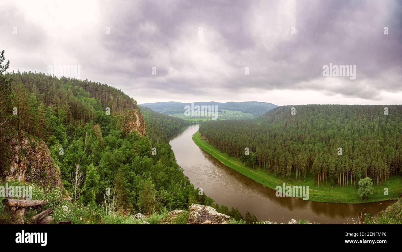 Paesaggio colorato con montagne e un bellissimo fiume curvo in Russia. Fiume Ay. Panorama Foto Stock