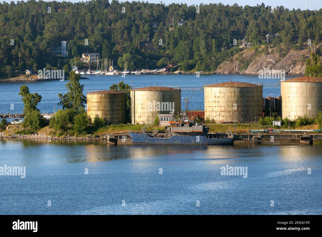 Serbatoi di stoccaggio del carburante. arcipelago svedese di stoccolma. Foto Stock