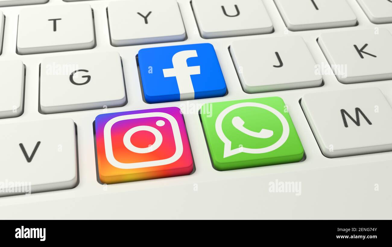 Logo delle società di social media Instagram, Facebook e Whatsapp come tasti su una tastiera bianca. Instagram e Whatsapp appartengono al gruppo Facebook, Foto Stock