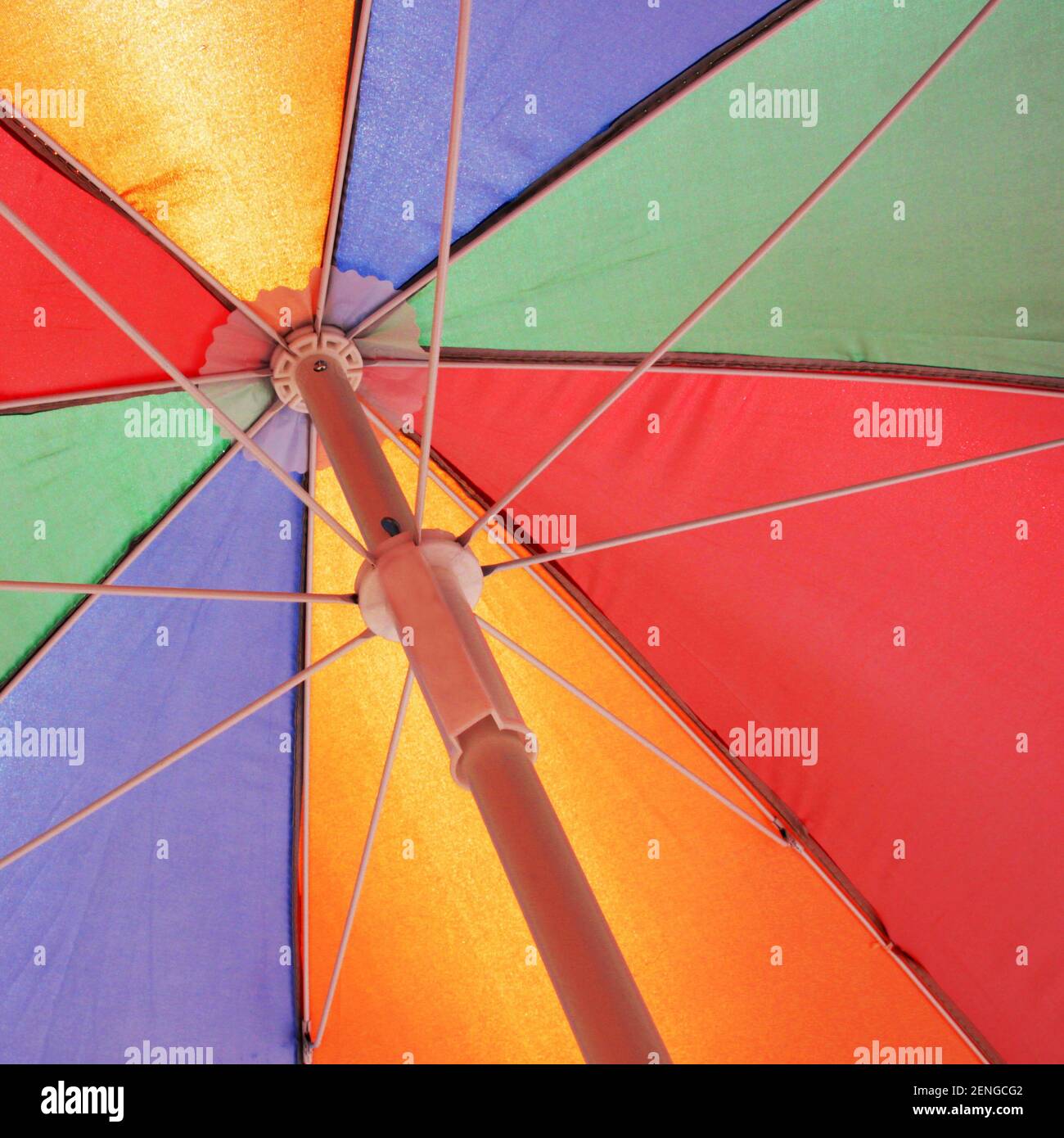 Un ombrellone colorato da spiaggia girato dal basso Foto Stock