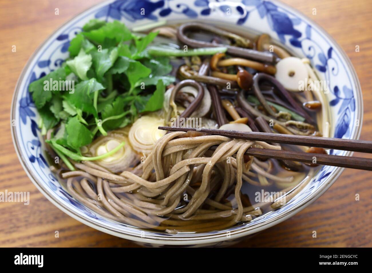 sansai soba, zuppa giapponese di pasta di grano saraceno con verdure di montagna (piante selvatiche commestibili) Foto Stock