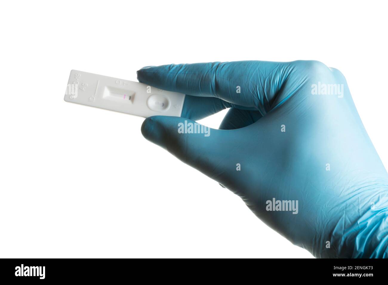 Guanti monouso con test antigenico rapido sars-COV-2 negativo isolato su  sfondo bianco Foto stock - Alamy