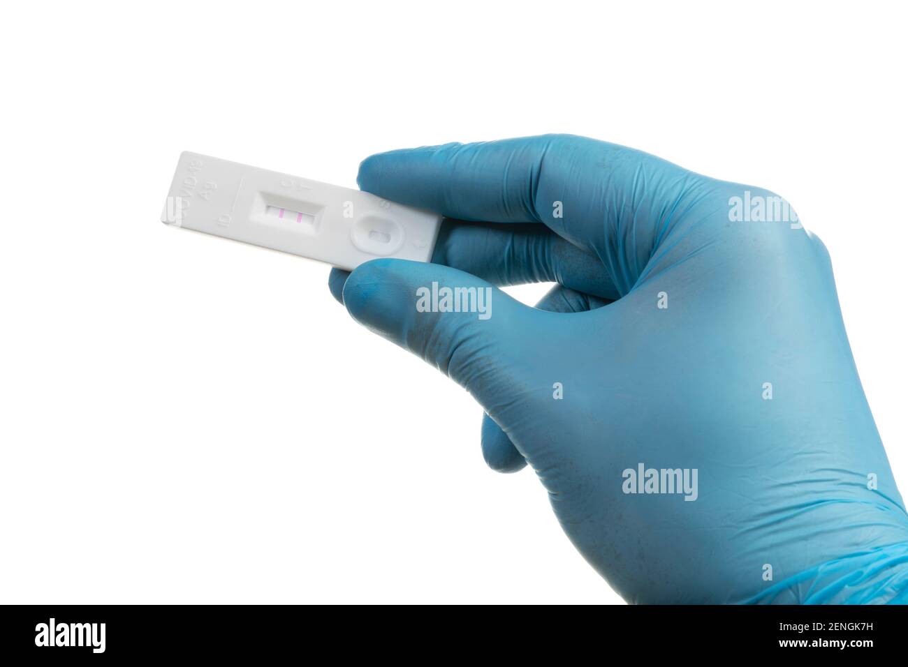 Guanti monouso con test antigenico rapido sars-COV-2 positivo isolato su sfondo bianco Foto Stock