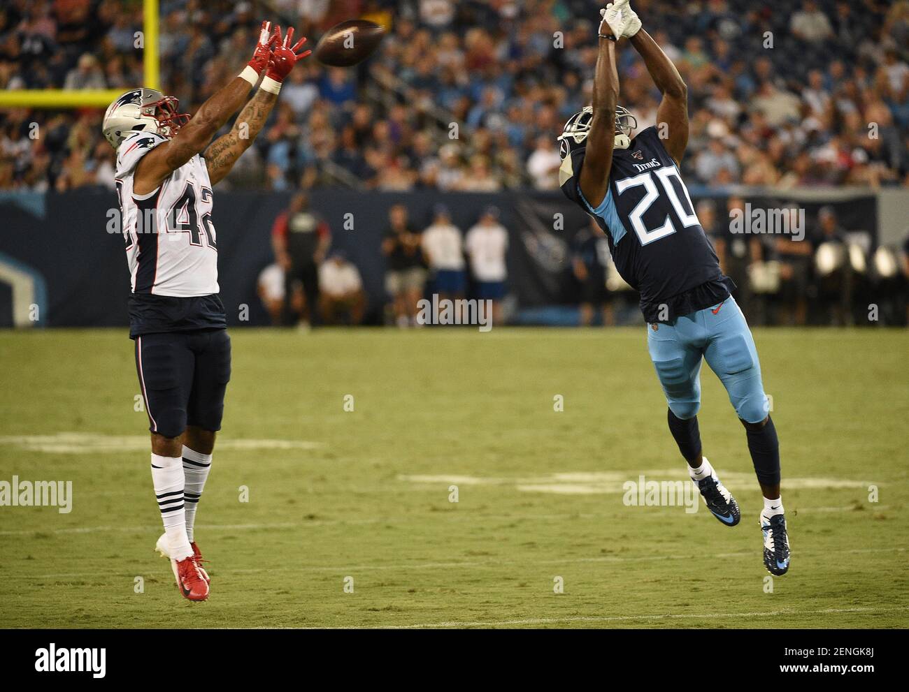 Agosto 17 2019; Nashville TN, Stati Uniti New England Patriots che corrono indietro Nick Brossette (42) fa una presa mentre la palla passa attraverso le mani di Tennessee Titans difensiva indietro Kenneth Durden (20) durante una partita tra i New England Patriots e il Tennessee Titans e Nissan Stadium . (Credito fotografico obbligatorio: Steve Roberts/CSM/Sipa USA)(immagine di credito: © Steve Roberts/Cal Sport Media/Sipa USA/CSM/Sipa USA) Foto Stock