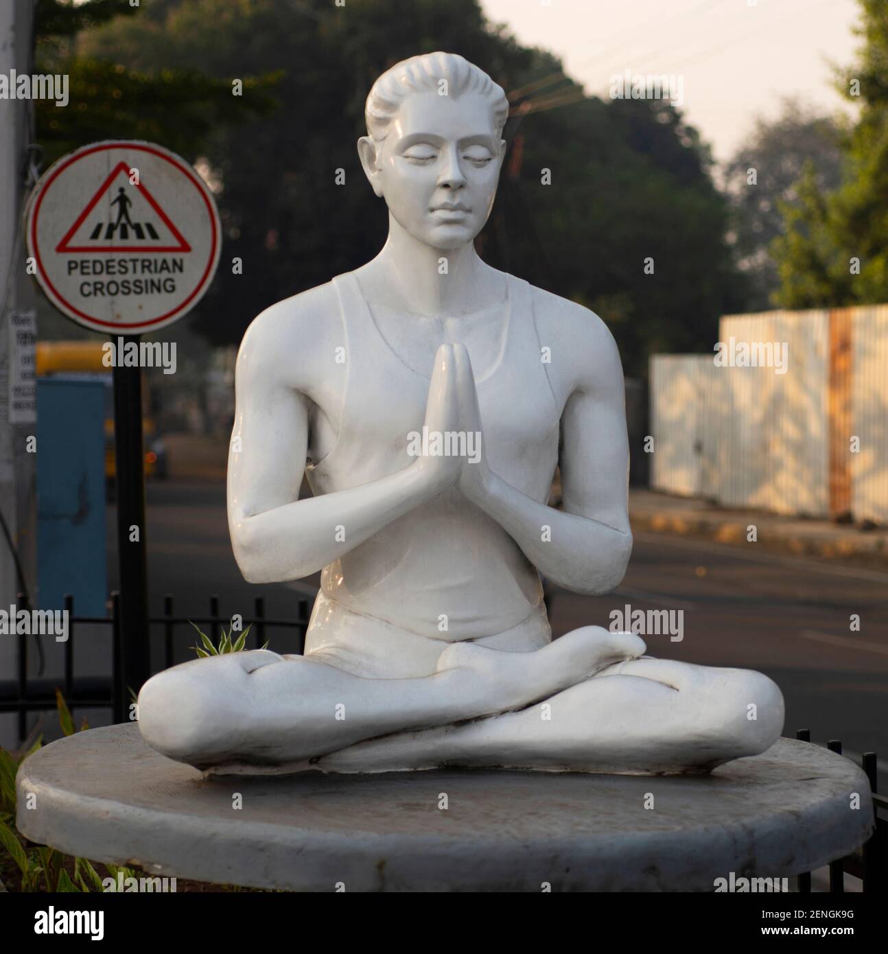 Scultura di un giovane nella posa yoga di loto, chiamata anche padmasana Foto Stock