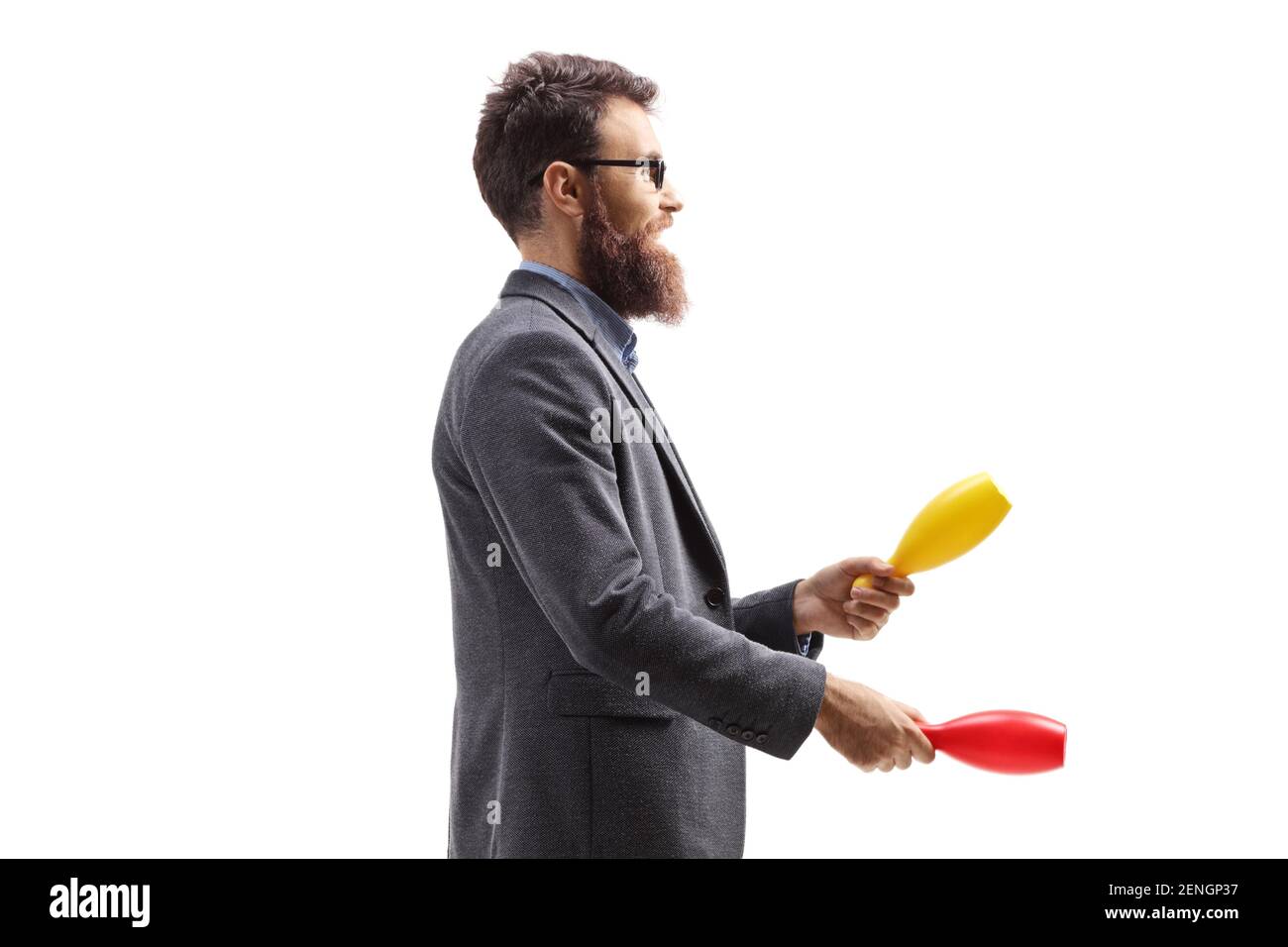 Uomo bearded con i vetri che tengono i randelli di giocoleria isolati su bianco sfondo Foto Stock