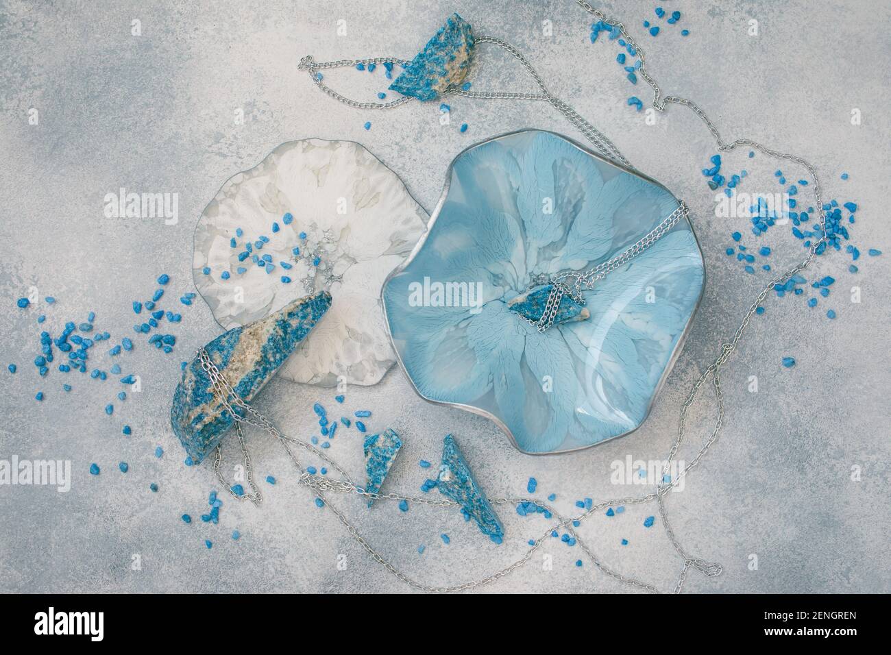 Composizione con lastra in resina e pietre blu su sfondo grigio. Resina  epossidica art. Posa piatta, vista dall'alto Foto stock - Alamy