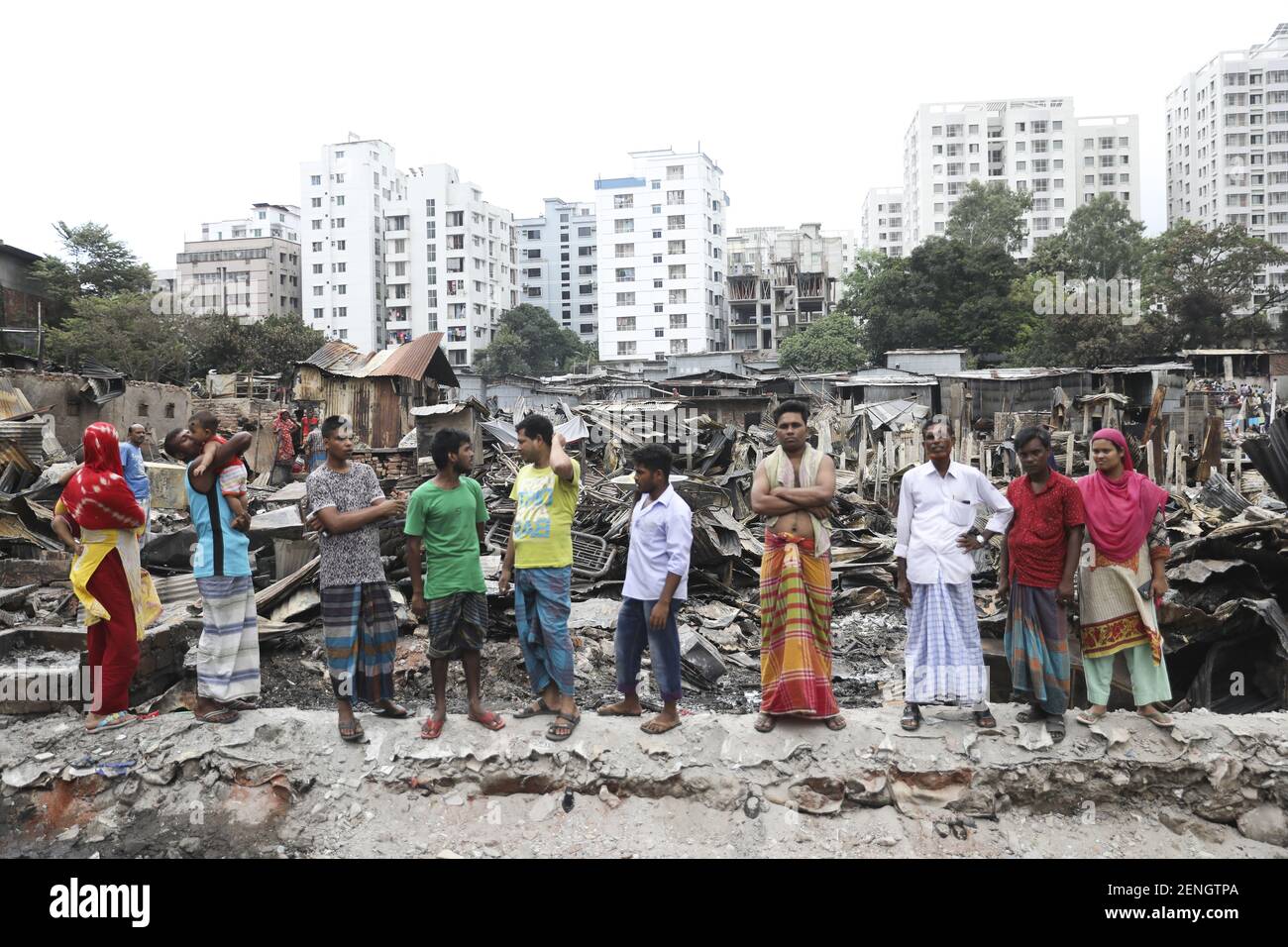 Gli abitanti delle baraccopoli hanno visto cercare i loro beni domestici che potrebbero essere di qualche utilità dopo un incendio devastante che scoppiò nella baraccopoli di Chalantika venerdì sera a Mirpur, Dhaka, Bangladesh, il 18 agosto 2019. I funzionari hanno detto che almeno 15,000 persone sono senza tetto dopo un incendio di massa che ha attraversato una baraccopoli affollata nella capitale del Bangladesh e ha distrutto migliaia di baraccopoli. (Foto di Salahuddin Ahmed/Sipa USA) Foto Stock