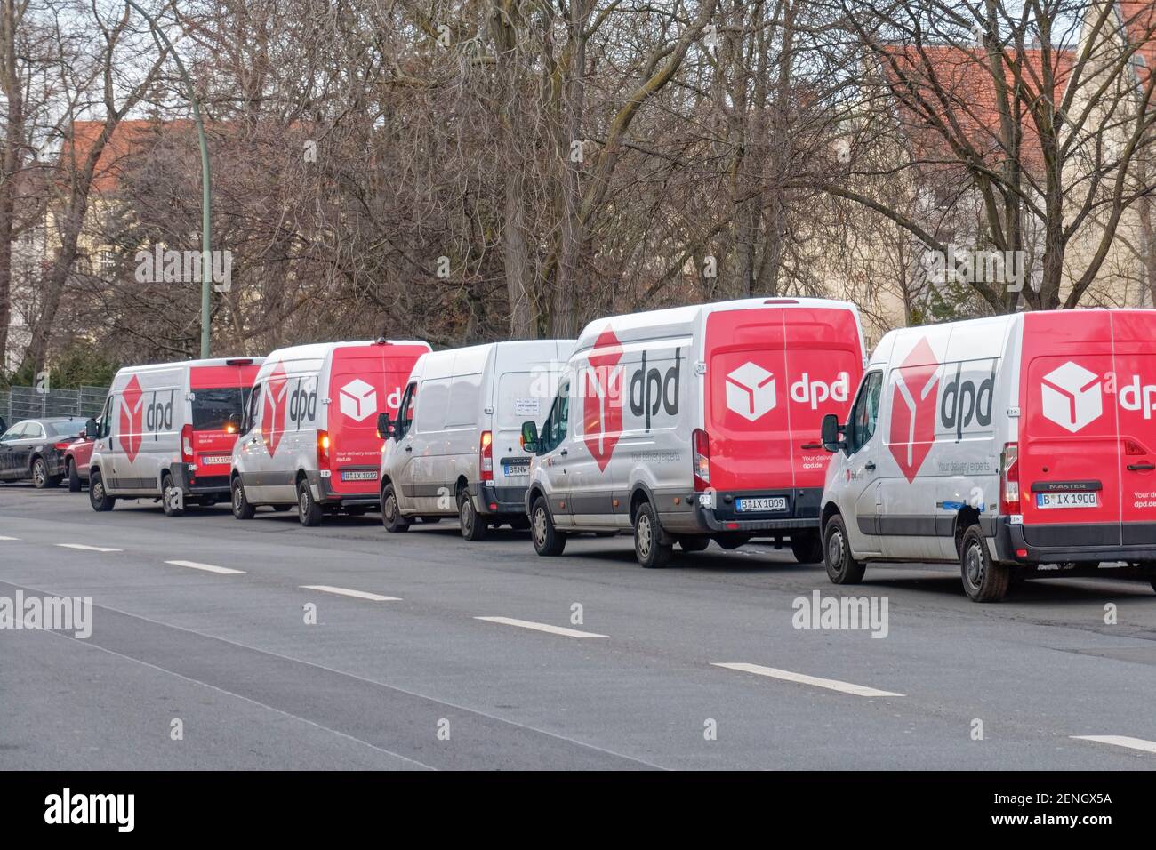 dpd Paketdienst Lieferfahrzeuge auf der Hermannstrasse, Neukoelln, Berlino, Germania Foto Stock
