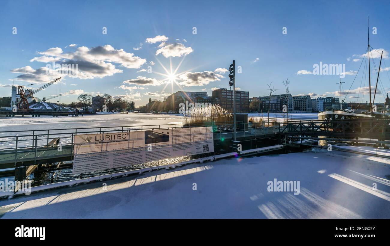 Luritec Abwasserbecken an der Spree, inverno a Berlino, vereiste Spree, Oberbaumbruecke, Gegenlicht, Foto Stock