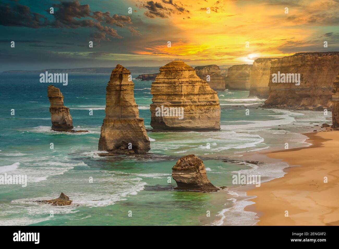 Tramonto alle formazioni rocciose dei dodici Apostoli nel Port Campbell National Park Victoria, Australia Foto Stock