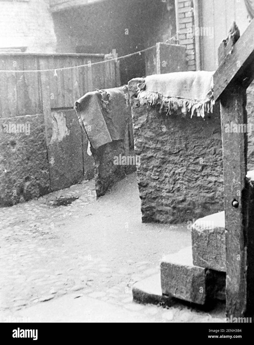 Tappeti di RAG, cortile posteriore della baraccopoli, periodo vittoriano Foto Stock